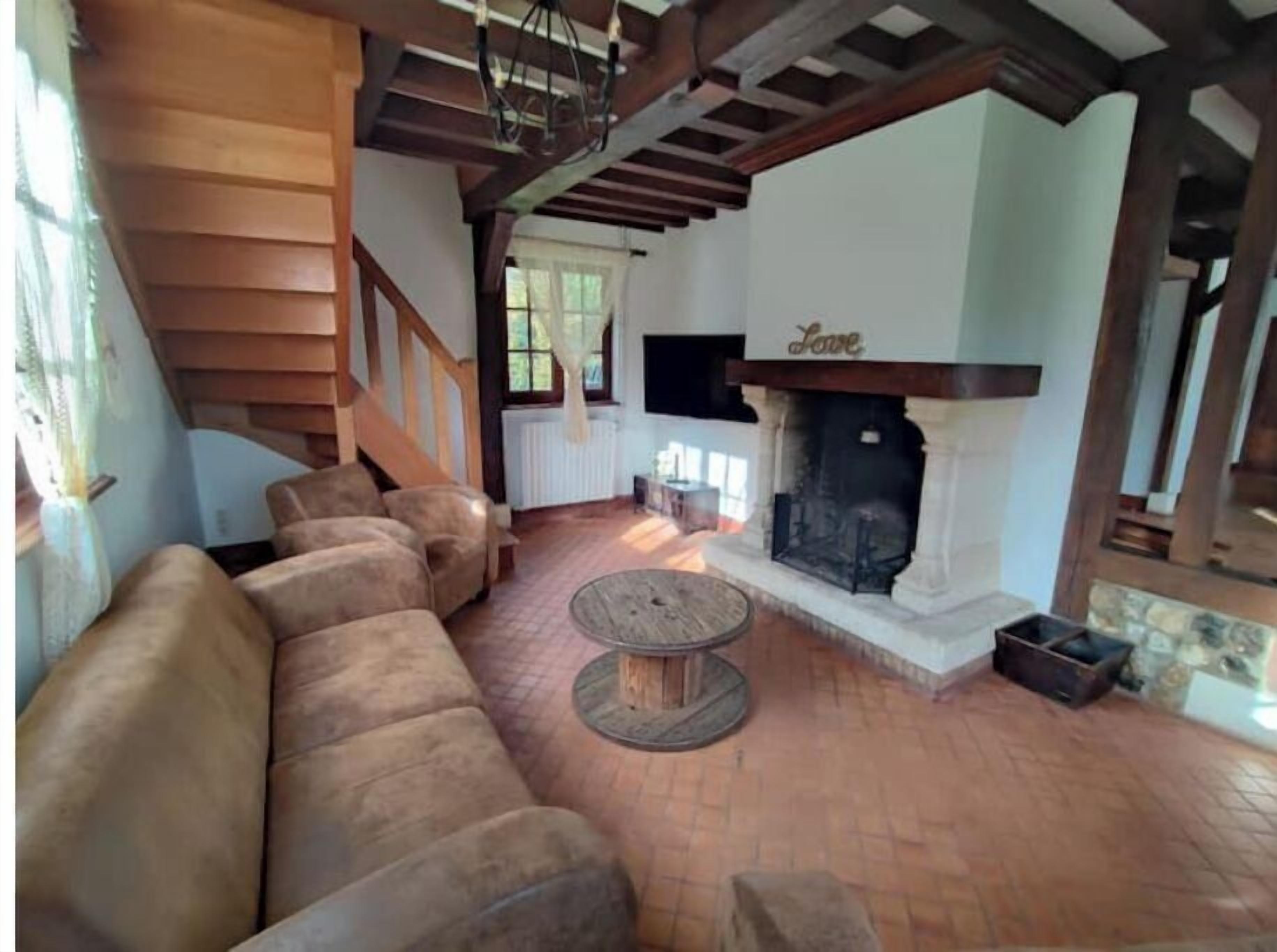 Smart TV, chimenea, futbolito y tenis de mesa 