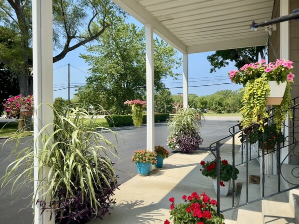 A covered outdoor area with potted plants and a staircase. - Morning Bliss in Marblehead at the Victorian Inn (Lakeside-Marblehead)