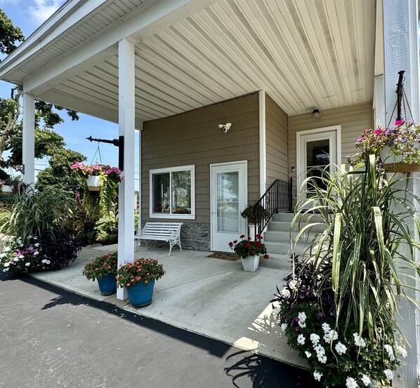 Exterior - Savor the Sunrise: Breakfast at the Victorian Inn (Lakeside-Marblehead)