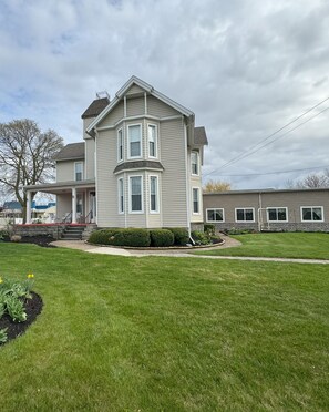 Exterior - Savor the Sunrise: Breakfast at the Victorian Inn (Lakeside-Marblehead)