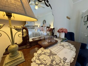 1 bedroom, iron/ironing board, travel cot, free WiFi - Savor the Sunrise: Breakfast at the Victorian Inn (Lakeside-Marblehead)