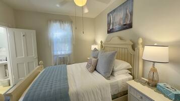 1 間睡房、書桌、熨斗/熨衫板、可攜式嬰兒床