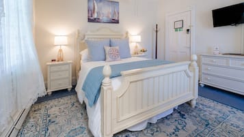 1 間睡房、書桌、熨斗/熨衫板、可攜式嬰兒床