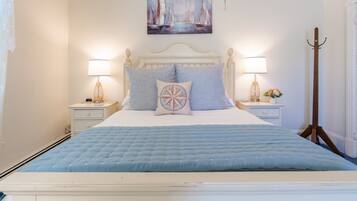 1 soverom, skrivebord, strykejern/-brett og reiseseng for barn