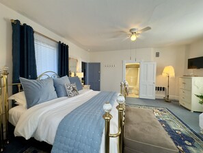 1 bedroom, iron/ironing board, travel crib, free WiFi - Experience the Season in Marblehead (Lakeside-Marblehead)