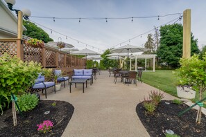 Outdoor dining - Explore, Relax, Repeat in Marblehead (Lakeside-Marblehead)