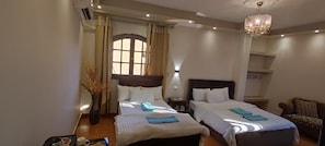 Decoración personalizada, muebles diferentes y cortinas blackout 