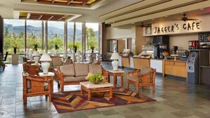 Un vestíbulo amplio con zona de estar, cocina y vistas al exterior.