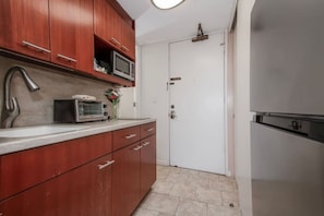 Køleskab, mikrobølgeovn, kogeplade, kaffe-/temaskine