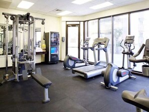 Fitness facility - Penthouse Studio w/ Ocean Views | Pool (Honolulu)
