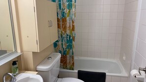Toalhas de banho, papel higiênico