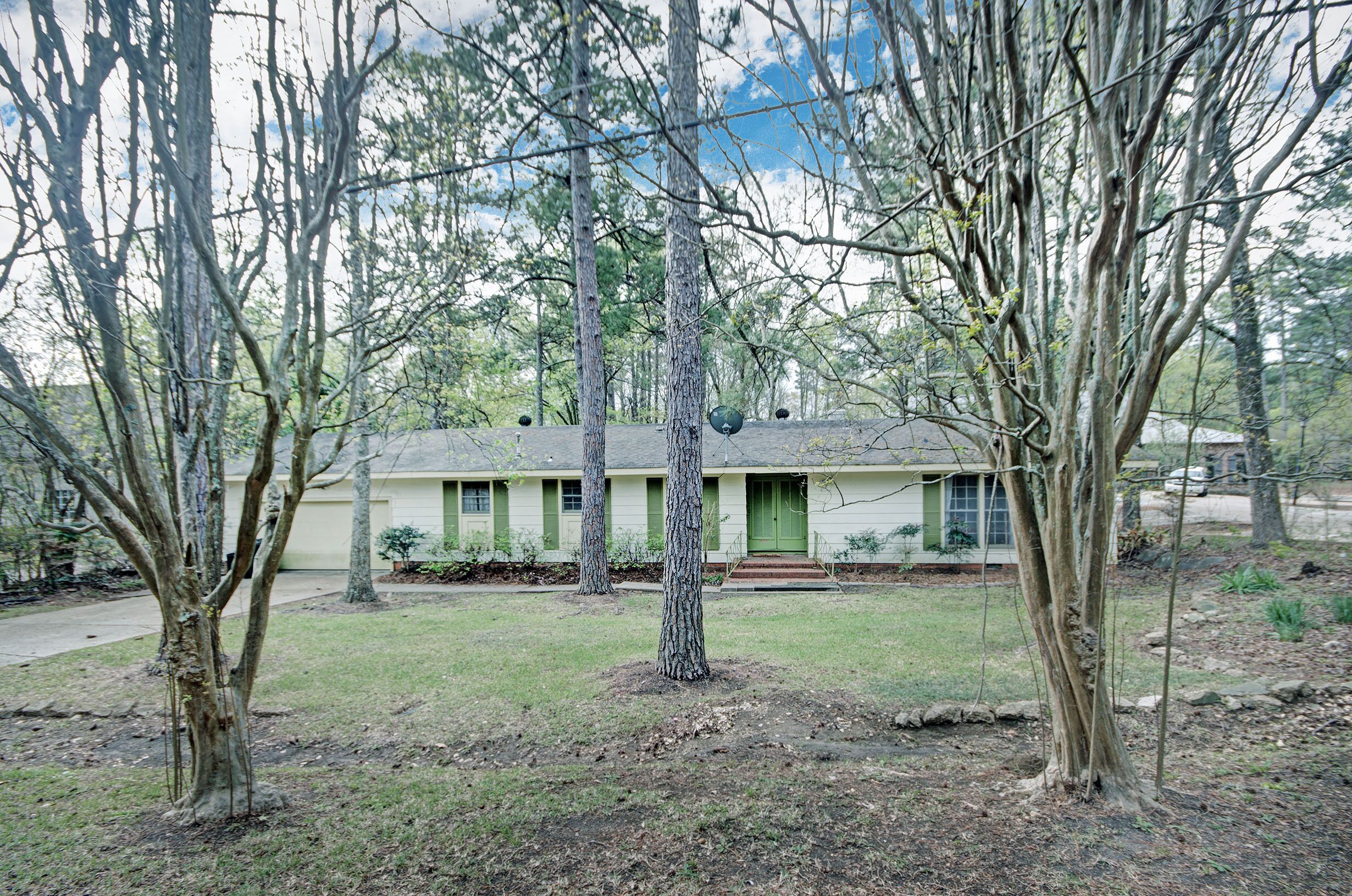 4 bedroom 2 bath City Retreat with Fantastic Private Backyard 5 beds Sleeps 10