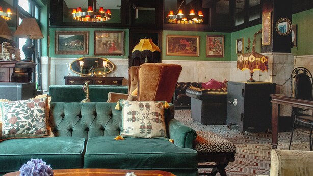 Lobby-lounge
