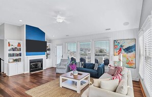 Een smart-tv, een open haard, videogames en een dvd-speler