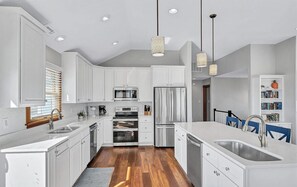 Een koelkast, een magnetron, een oven, een kookplaat