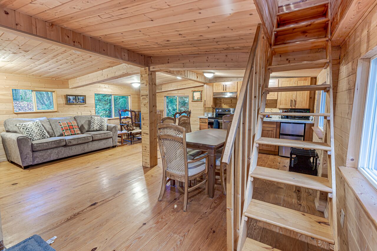 Cozy Cabin: Renovated on 22 Acres