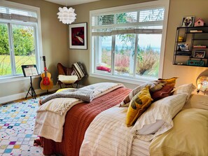 5 bedrooms, desk, iron/ironing board, travel crib - Sound & Mountain View, 5 bedrooms, 8 acres, family friendly + dog friendly   (Clinton)