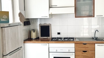 Réfrigérateur, four, tables à manger