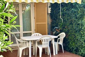 Outdoor dining - N289 - Numana, two-room apartment with garden (Numana)