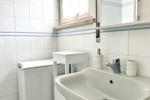 Shower, bidet, towels - N289 - Numana, two-room apartment with garden (Numana)
