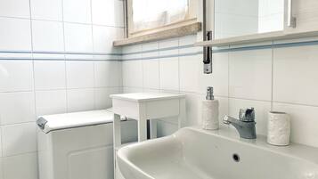 Douche, bidet, serviettes fournies