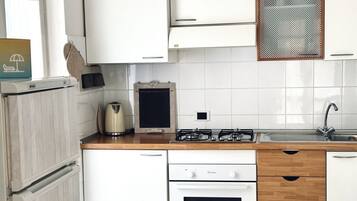 Kühlschrank, Ofen, Esstisch