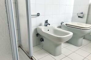 Shower, bidet, towels - N289 - Numana, two-room apartment with garden (Numana)