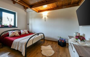 2 bedrooms, iron/ironing board, travel cot, free WiFi