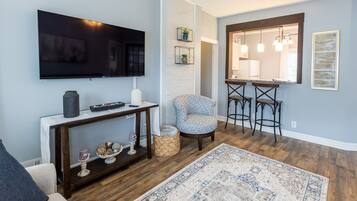 TV connectée, cheminée, livres