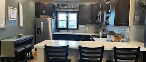 Refrigerador, microondas, horno y cafetera y tetera