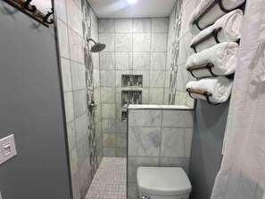 Douche, sèche-cheveux, serviettes fournies, savon