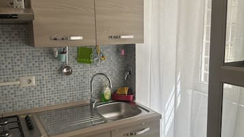 Kühlschrank, Ofen, Herdplatte, Wasserkocher mit Kaffee-/Teezubehör