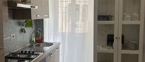 Refrigerador, horno, parrilla de estufa y cafetera y tetera