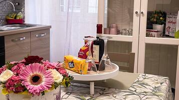 Kühlschrank, Ofen, Herdplatte, Wasserkocher mit Kaffee-/Teezubehör