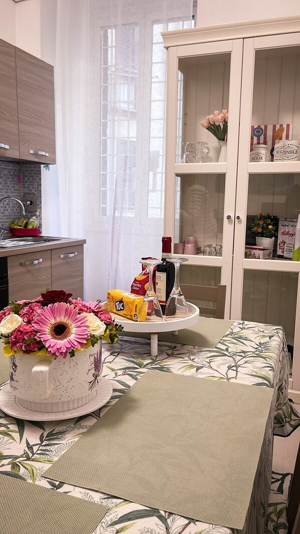 Fridge, oven, stovetop, coffee/tea maker