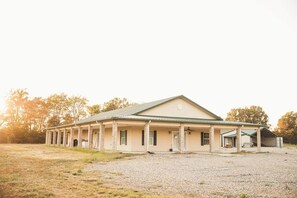 Exterior - Grandview Acres Lodge (DeWitt)