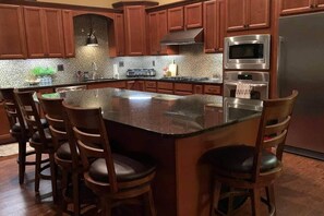 Fridge, microwave, oven, stovetop - Grandview Acres Lodge (DeWitt)