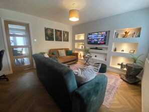 Living area - Spacious 3 Bed Home For Families Near Bedford Park (Bedford)