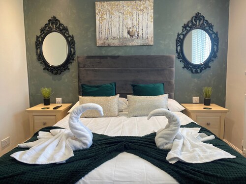 Spacious 3 Bed Home For Families Near Bedford Park