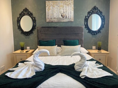 Spacious 3 Bed Home For Families Near Bedford Park