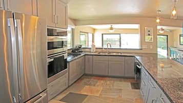 Geladeira, micro-ondas, fogão, cooktop