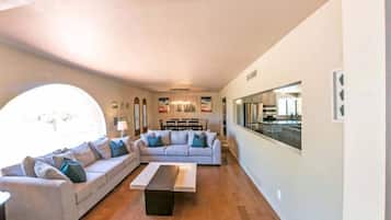 Smart TV, perapian, foosball, dan kantor