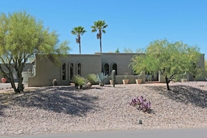 Exterior - Stunning Pool / 3BR 2BA / Big Views / Sleeps 8 (Tucson)