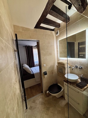 Douche, séchoir à cheveux, serviettes fournies, savon