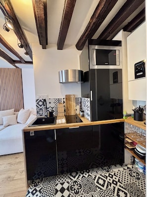 Microwave, oven, stovetop, dishwasher - Charming Apartment in Center Paris (Paris)