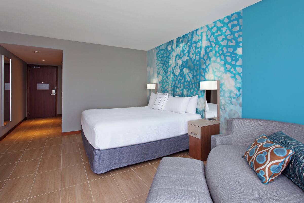 Habitación individual estándar, 1 cama de matrimonio grande con sofá cama, vistas al canal | Minibar, caja fuerte, escritorio y espacio para trabajar con un portátil
