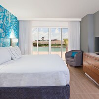 Suite | Minibar, in-room safe, desk, laptop workspace