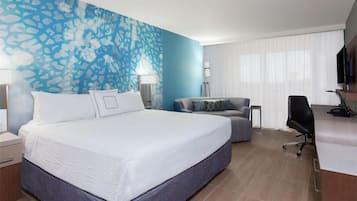 Standaard eenpersoonskamer, 1 kingsize bed met slaapbank, uitzicht op het water | 1 slaapkamer, een minibar, een kluis op de kamer, een bureau