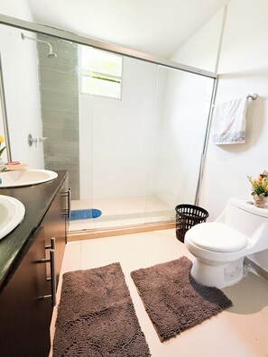 Een douche, een haardroger, handdoeken, zeep