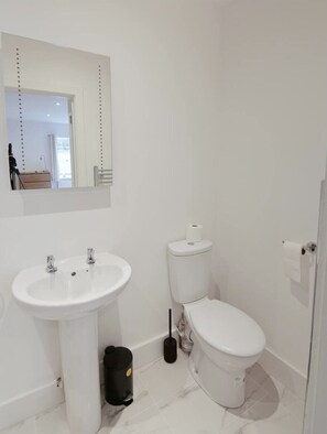 مناشف، صابون، ورق حمّام